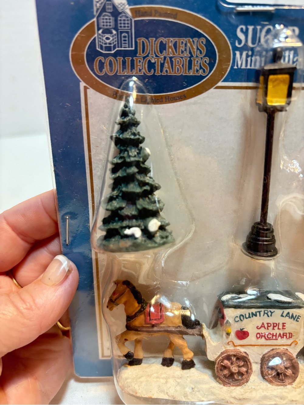 Dickens Collectibles Sugar Creek County miniature resin horse-drawn wagon apples - Picture 5 of 6